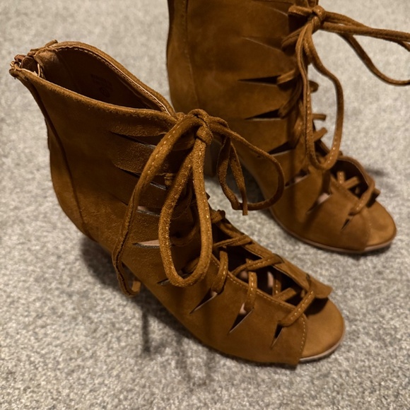 Suede heels - Picture 2 of 3